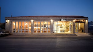 Un hotel con fachada de piedra, ventanas amplias y un cartel que dice 'KASAPARKS HOTEL & SPA'.