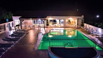 Ulkouima-allas avoinna 8.00–18.00, aurinkovarjoja, aurinkotuoleja