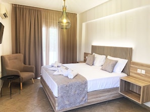 Iron/ironing board, bed sheets