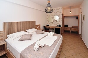 Tabla de planchar con plancha y ropa de cama