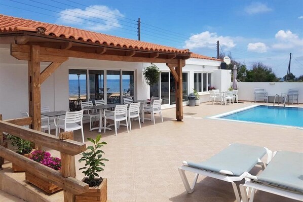 Piscine extérieure, parasols de plage, chaises longues