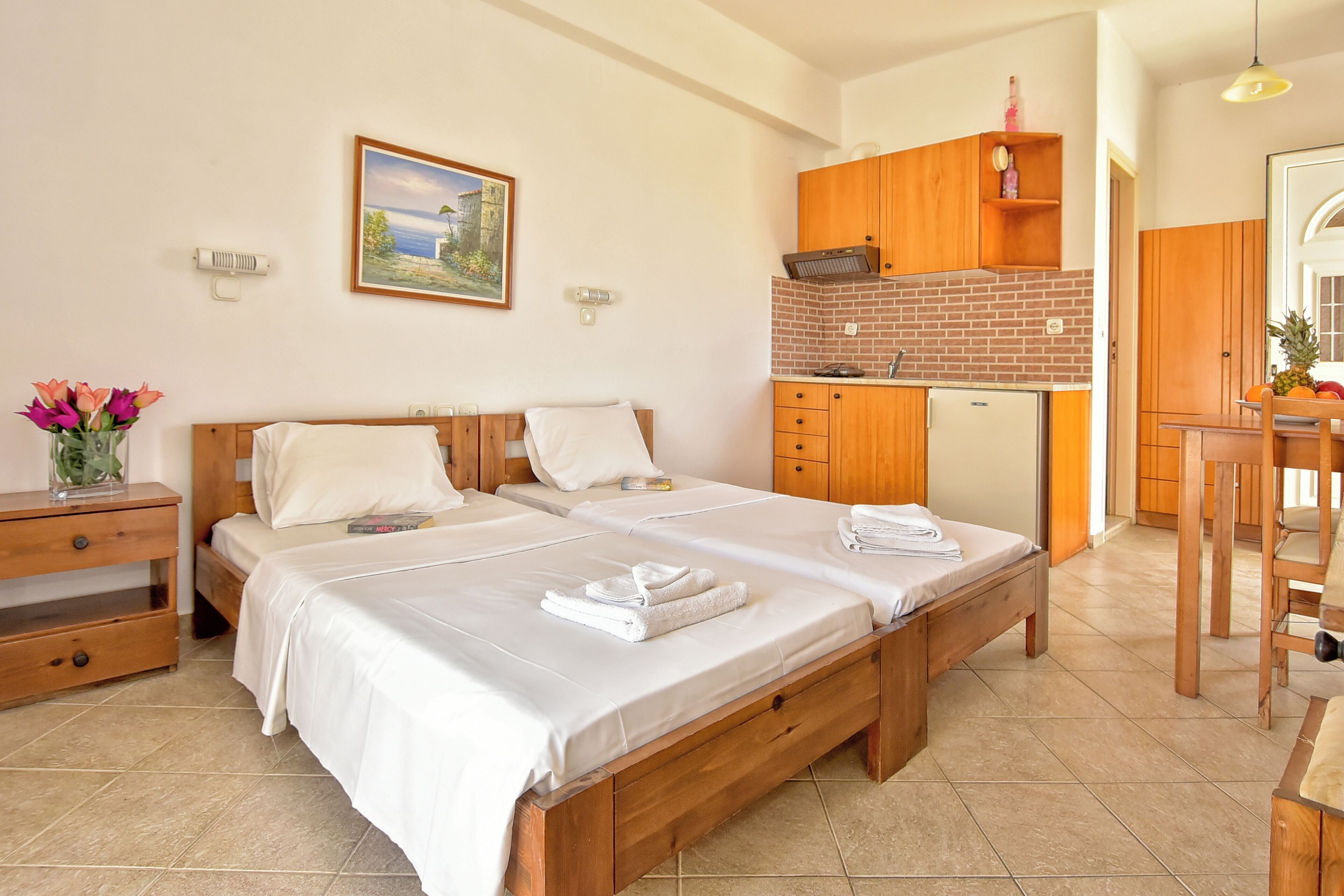 Iron/ironing board, bed sheets