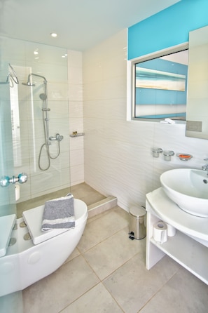 Suite monolocale Junior | Bagno | Doccia, asciugamani