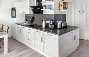 Kjøleskap, kokeplater, oppvaskmaskin og kaffetrakter/tekoker