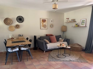 Smart-TV, DVD-Player, Bücher