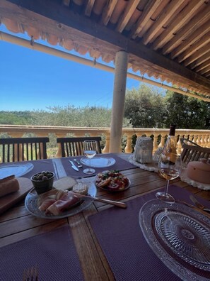 تناول الطعام بالخارج