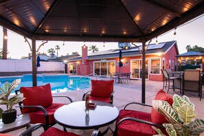 Outdoor pool, a heated pool - Family friendly HOT TUBE with Licensed (Las Vegas)