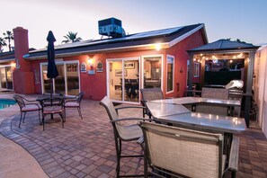 Outdoor dining - Family friendly HOT TUBE with Licensed (Las Vegas)