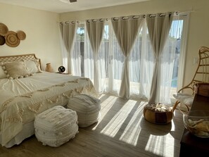 3 chambres, bureau, fer et planche à repasser, lit parapluie