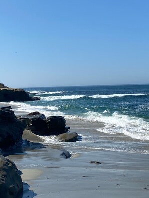 Beach nearby, sun-loungers, beach towels