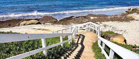 In Strandnähe, Liegestühle, Strandtücher