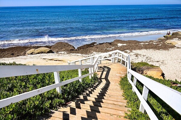 Plage à proximité, chaises longues, serviettes de plage