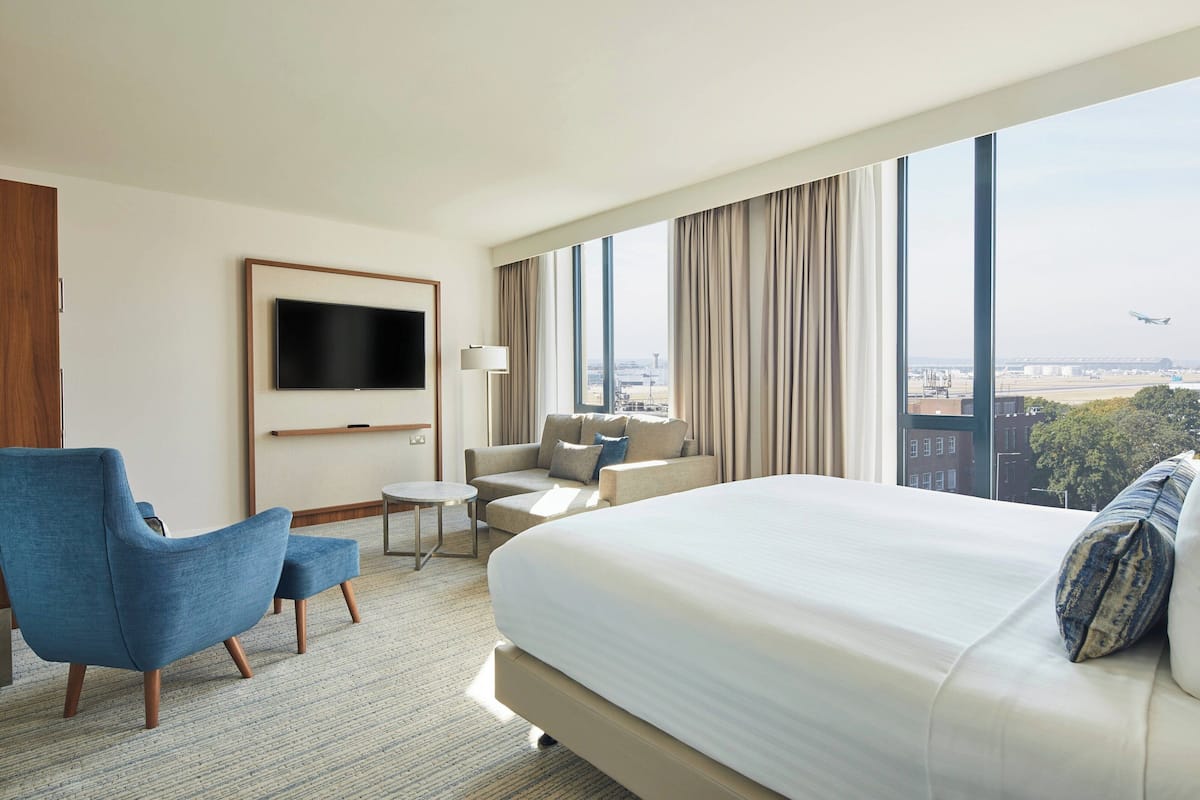 Premier Room, 1 King Bed, Non Smoking | 1 bedroom, in-room safe, desk, laptop workspace