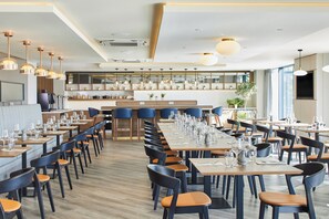 2 bars/lounges, rooftop bar