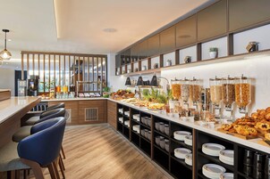 Se ofrece un desayuno bufé (14.95 GBP por persona)