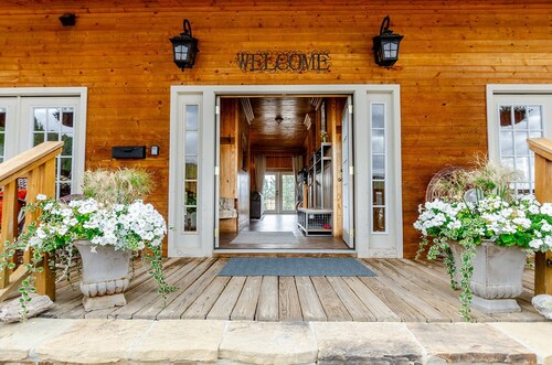 The Lodge at Arcady Ridge Ranch, SWIM SPA + SAUNA sleeps up to 14!
