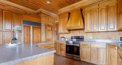 The Lodge at Arcady Ridge Ranch, Sleep 6-14, Mountain Views, NEW SAUNA!