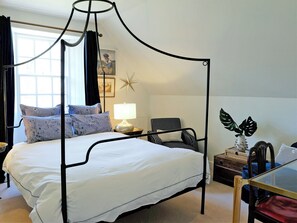 5 bedrooms, free WiFi, bed sheets