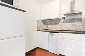 Réfrigérateur, micro-ondes, plaque de cuisson, lave-vaisselle