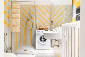 Dusche, Haartrockner, Bidet, Handtücher