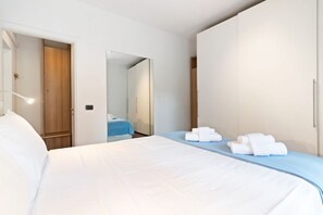 1 chambre, fer et planche à repasser, accès Internet