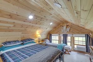 2 bedrooms, Internet, bed sheets - Converted Trailer w/ Furnished Deck in Marshall! (Marshall)