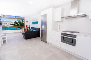 Refrigerador, microondas, horno y cafetera y tetera 