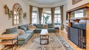 Ein gemütliches Wohnzimmer mit einem Ecksofa, einem Couchtisch und einem Kamin.