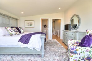 Une chambre à coucher avec un lit, une commode et un miroir.