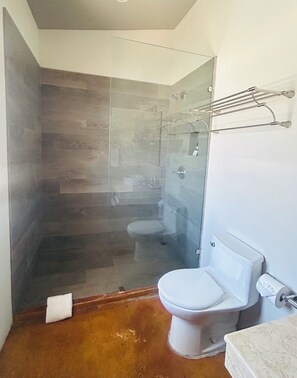 Douche, sèche-cheveux, serviettes fournies, savon