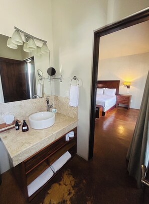 Shower, hair dryer, towels, soap - Suite Marina Cabo San Lucas downtown (Cabo San Lucas)