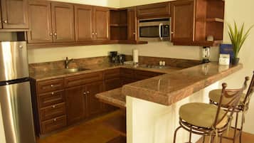 KĂŒhlschrank, Mikrowelle, Herdplatte, Wasserkocher mit Kaffee-/Teezubehör