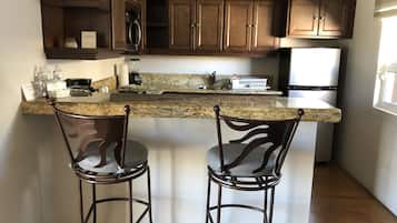 Réfrigérateur, micro-ondes, plaque de cuisson, cafetiÚre/bouilloire