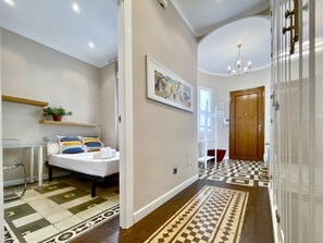 2 quartos, ferros/tábuas de passar roupa, roupa de cama