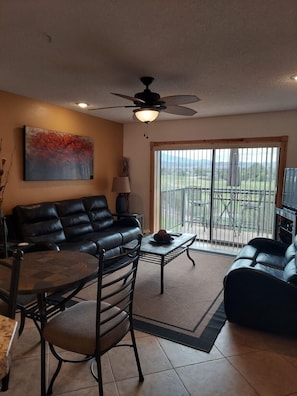 Smart TV - Updated Condo! Amazing views!!! Walk to Channel, Beach, Shops and Restaurants!! (Lake Havasu City)