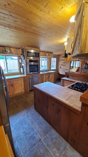 Fridge, microwave, oven, stovetop - Cabin within sight distance of Lake Superior,  Autrain River. Free Kayak rental (Au Train)