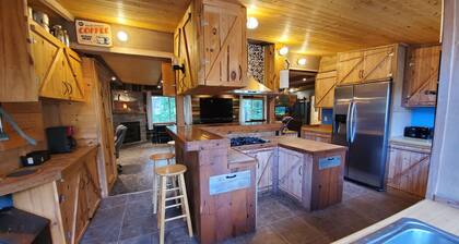 Cabin within sight distance of Lake Superior, Autrain River. Free Kayak rental