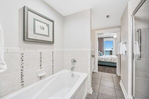 Combined shower/bathtub, hair dryer, towels - Grand Panama gorgeous Oceanfront Condo-Sleeps 10! (Panama City Beach)
