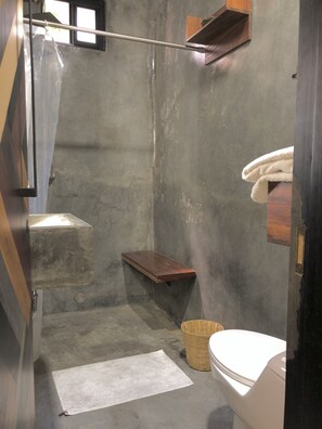 Habitación con 1 cama matrimonial o 2 individuales | Baño | Regadera, regadera tipo lluvia, toallas 
