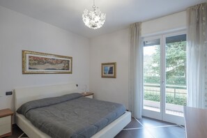 2 Schlafzimmer, Bügeleisen/Bügelbrett