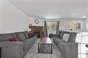 Smart TV, fireplace - Inn The Mountain (Big Bear)