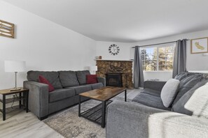 Smart TV, fireplace - Inn The Mountain (Big Bear)