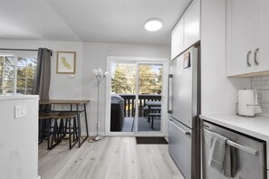 Interior - Inn The Mountain (Big Bear)