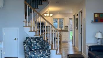 智能电视、壁炉、DVD 播放器