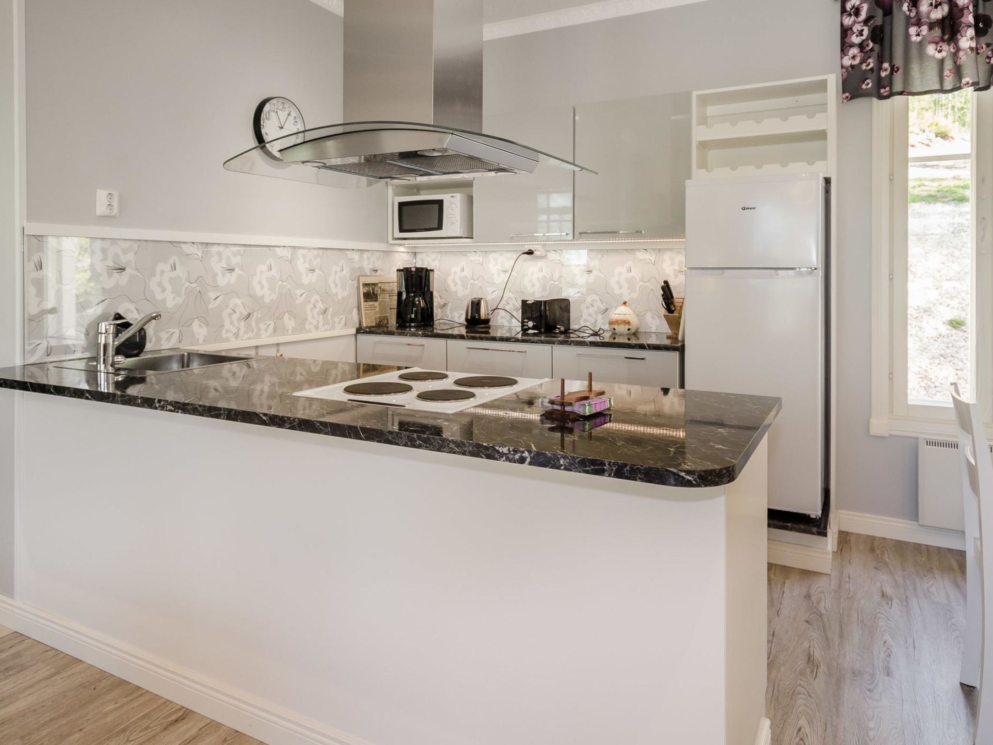 Geladeira, micro-ondas, lava-louças