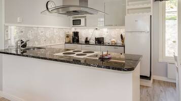 Fridge, microwave, dishwasher, cookware/dishes/utensils