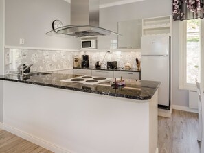 Kühlschrank, Mikrowelle, Geschirrspüler, Kochgeschirr/Geschirr/Besteck