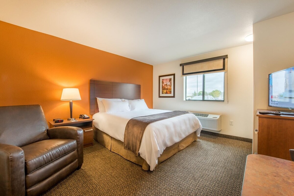 1 Queen Bed With Recliner