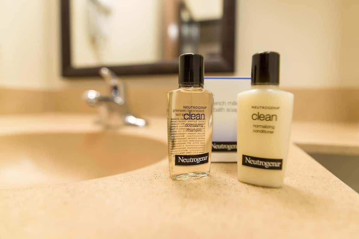 Dos botellas de productos Neutrogena sobre una encimera de baño.