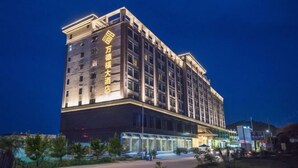 A multi-story hotel with a prominent entrance and signage. - Wonderful Hotel (Huidong)